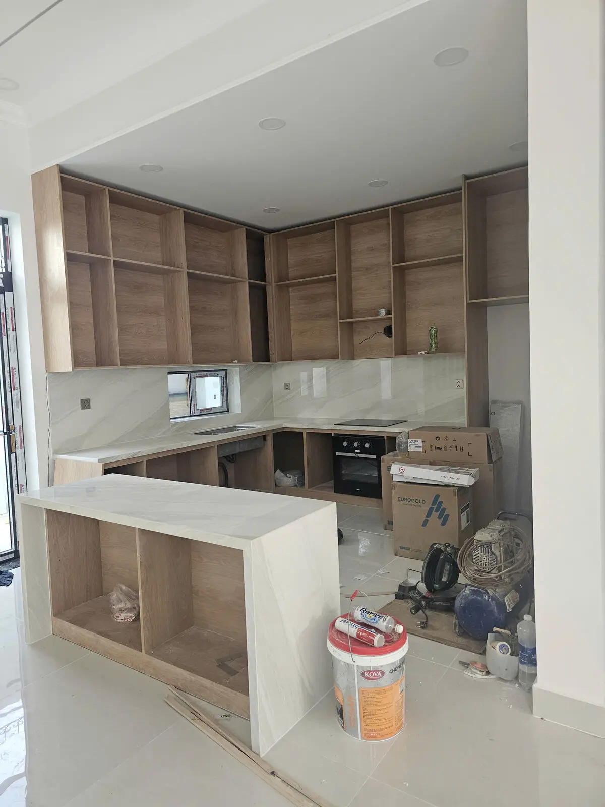 Thi công tủ bếp gỗ và đảo đá